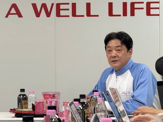 최명완 롯데웰푸드 양산공장장이 카카오 매스에 대해 설명하고 있다./사진=윤서영 기자 sy@