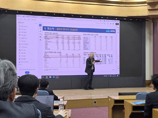 홍성국 더불어민주당 국가경제자문회의 의장이 10일 국회 의원회관에서 열린 '경제는 민주당' 행사에서 최근 경제 이슈에 대해 설명하고 있다.(사진 = 이데일리 조용석)