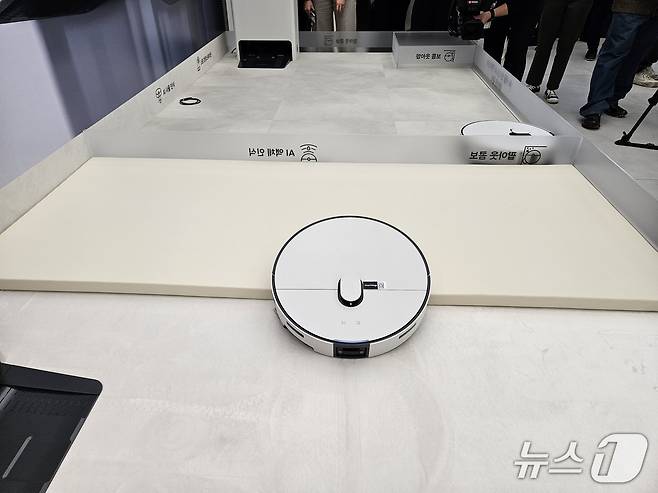삼성전자가 2026년형 '비스포크 AI 스팀' 로봇청소기를 11일 공개했다.ⓒ 뉴스1/김진희 기자.