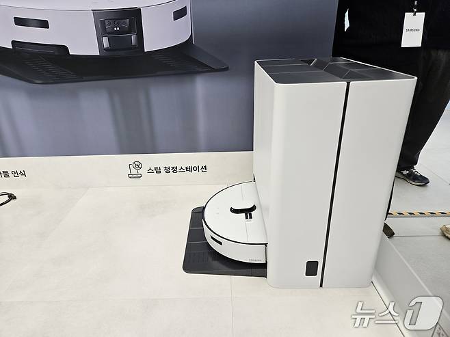 삼성전자가 2026년형 '비스포크 AI 스팀' 로봇청소기를 11일 공개했다.ⓒ 뉴스1/김진희 기자.