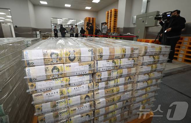 설날을 앞둔 11일 서울 중구 한국은행 본점에서 현금 운송 관계자들이 시중은행에 공급될 설 자금 방출 작업을 하고 있다. 2026.2.11 ⓒ 뉴스1 사진공동취재단