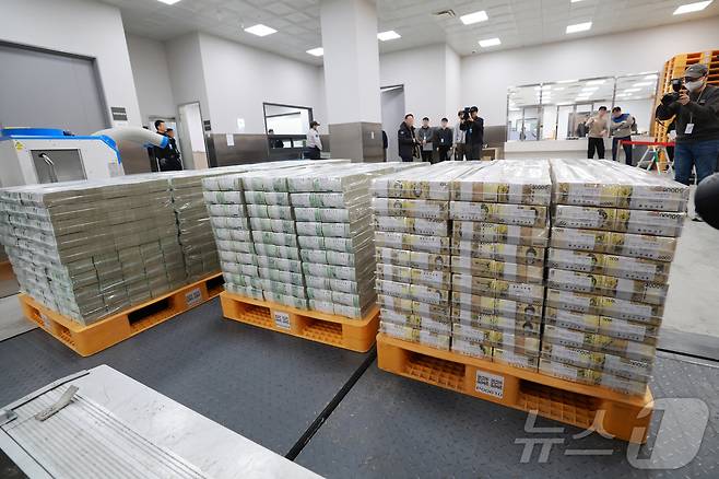 민족 대명절 설을 앞둔 11일 서울 중구 한국은행 본점에서 직원들이 시중은행으로 공급될 설 자금 방출 작업을 하고 있다. 2026.2.11 ⓒ 뉴스1 사진공동취재단