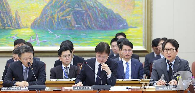 이재원 빗썸 대표가 11일 서울 여의도 국회 정무위원회에서 열린 빗썸의 비트코인 오지급 사태와 관련 긴급현안질의에 출석해 의원 질의에 답하고 있다. 2026.2.11 ⓒ 뉴스1 신웅수 기자