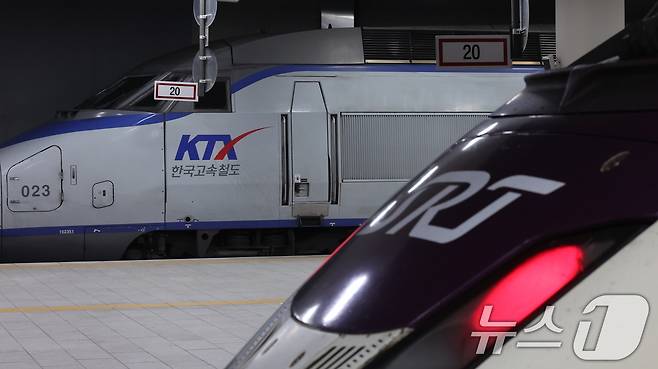 지난 10일 코레일과 에스알이 KTX-SRT 시범 교차운행에 앞서 실제 영업 노선에서 시운전을 진행하고 있다. 2026.2.10 ⓒ 뉴스1 박지혜 기자