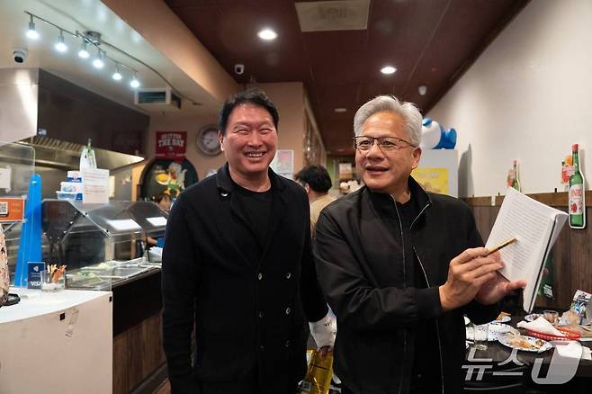 최태원 SK그룹 회장과 젠슨 황 엔비디아 최고경영자(CEO)가 지난 5일(현지시간) 미국에서 치맥 회동을 했다. (사진 = 독자 제공)