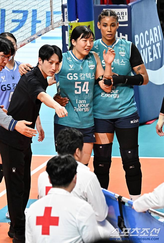 11일 장충체육관에서 열린 V리그 GS칼텍스와 페퍼저축은행의 경기. 2세트 초반 GS칼텍스 오세연이 부상을 당한 뒤 실려나가고 있다. 장충=박재만 기자 pjm@sportschosun.com/2026.02.11/