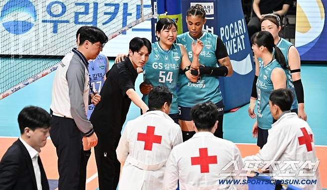 11일 장충체육관에서 열린 V리그 GS칼텍스와 페퍼저축은행의 경기. 2세트 초반 GS칼텍스 오세연이 부상을 당한 뒤 실려나가고 있다. 장충=박재만 기자 pjm@sportschosun.com/2026.02.11/