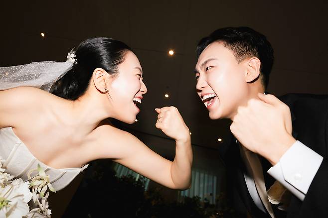 기존 웨딩 스냅에서 보기 힘든 포즈를 취하며 신랑 신부가 촬영을 즐기고 있다. / 메크투