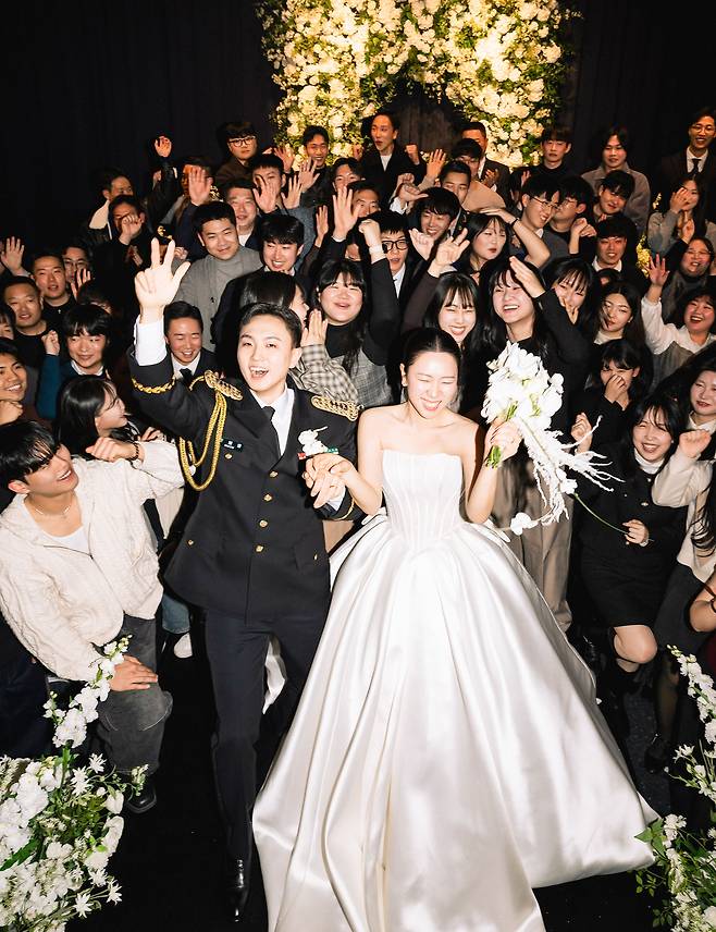 기본 사진 촬영을 마친 후, 업체 스타일을 살린 본격적인 촬영이 이어진다. 무장해제된 하객들의 표정에서 자연스러움이 묻어난다. / 메크투