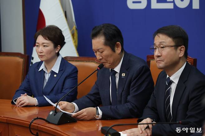 10일 서울 여의도 국회에서 더불어민주당 정청래 대표가 비공개 최고위원회 결과를 발표하고 있다.박형기 기자 oneshot@donga.com