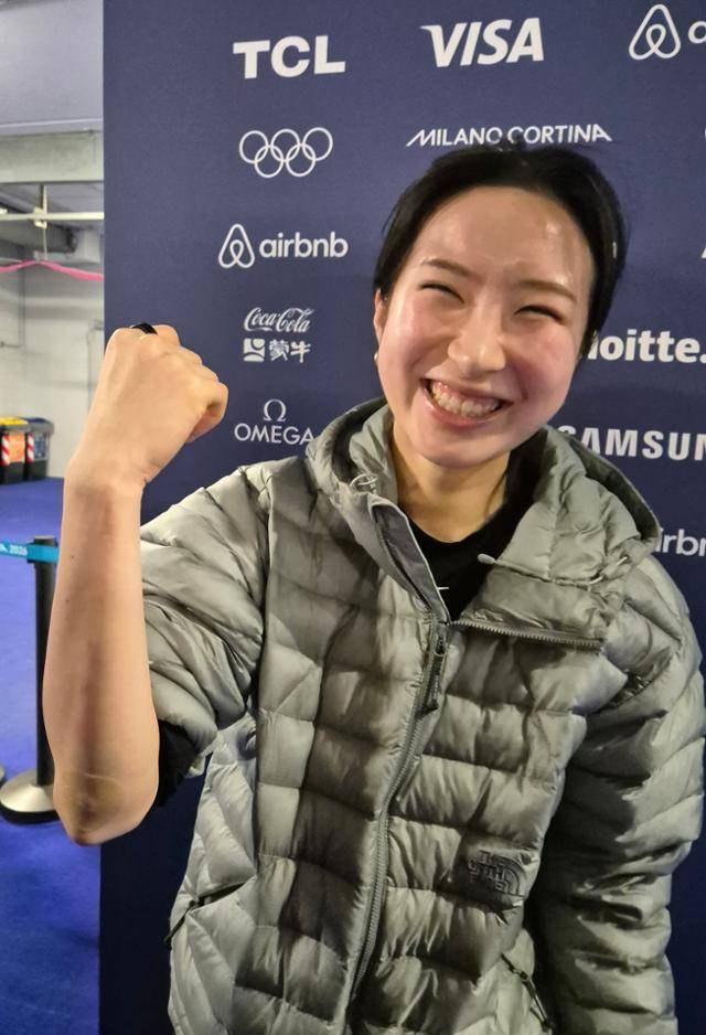 김길리가 11일 이탈리아 밀라노 아이스스케이팅 아레나에서 공식 훈련을 마친 뒤 취재진에 오른팔을 보여주고 있다. 연합뉴스