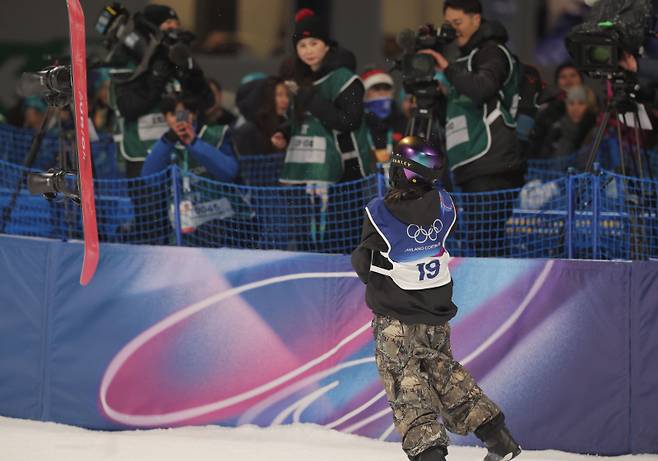 <yonhap photo-1521=""> 보드 던지는 유승은 (리비뇨=연합뉴스) 류영석 기자 = 9일(현지시간) 이탈리아 리비뇨 스노파크에서 열린 2026 밀라노-코르티나담페초 동계올림픽 스노보드 여자 빅에어 결선에서 유승은이 2차 시기를 마친 뒤 보드를 집어던지고 있다. 2026.2.10 ondol@yna.co.kr/2026-02-10 05:46:26/ <저작권자 ⓒ 19802026 ㈜연합뉴스. 무단 전재 재배포 금지, AI 학습 및 활용 금지></yonhap>