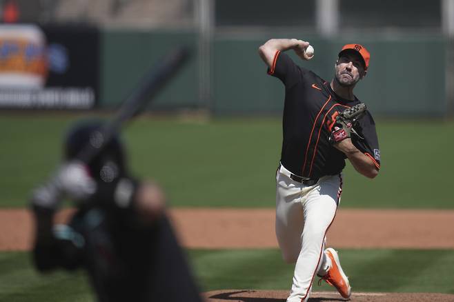 <yonhap photo-2239=""> San Francisco Giants starting pitcher Justin Verlander, right, throws against Arizona Diamondbacks' Jose Herrera, left, during the sixth inning of a spring training baseball game Saturday, March 22, 2025, in Scottsdale, Ariz. (AP Photo/Ross D. Franklin)/2025-03-23 07:59:11/ <저작권자 ⓒ 1980~2025 ㈜연합뉴스. 무단 전재 재배포 금지, AI 학습 및 활용 금지></yonhap>