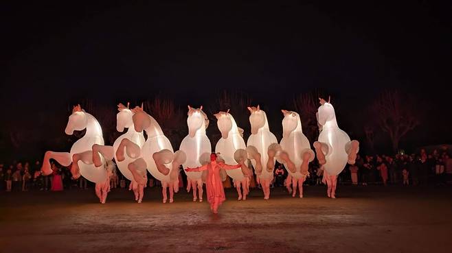 프랑스 공연단 ‘피에르 아 슈발'