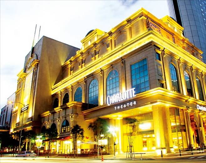 2006년 국내 첫 뮤지컬 전용 극장으로 문을 연 서울 송파구 ‘샤롯데씨어터’의 외관. /샤롯데씨어터 제공