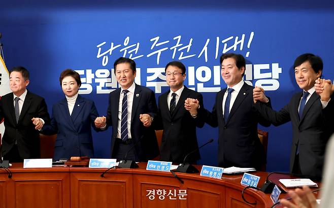 정청래 더불어민주당 대표(왼쪽에서 세번째), 한병도 원내대표(왼쪽에서 네번째)와 최고위원들이 11일 국회에서 열린 최고위원회의에 앞서 손을 잡고 인사하고 있다. 왼쪽부터 강득구 최고위원, 이언주 최고위원, 정 대표, 한 원내대표, 황명선 최고위원, 이성윤 최고위원. 박민규 선임기자