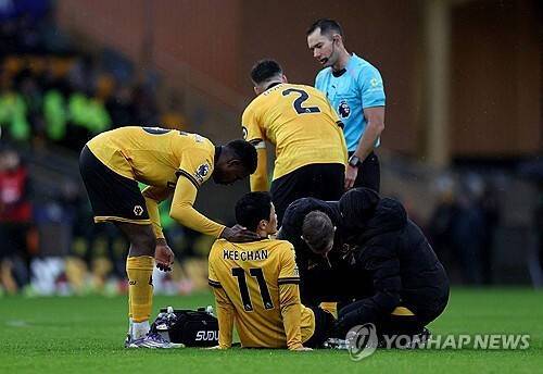 그라운드에 쓰러진 황희찬. 연합뉴스