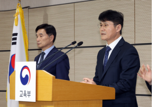 오승걸(왼쪽) 한국교육과정평가원장과 민경석(오른쪽) 대학수학능력시험 채점위원장. (사진=연합뉴스)