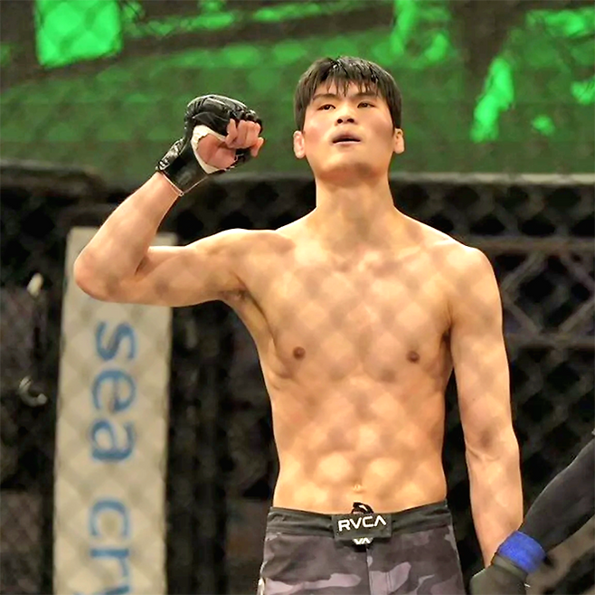 임관우가 2026년 1월 일본 종합격투기 단체 Shooto 도쿄 대회 라이트급 경기 승리 선언을 기다리고 있다. 사진=株式会社サステイン