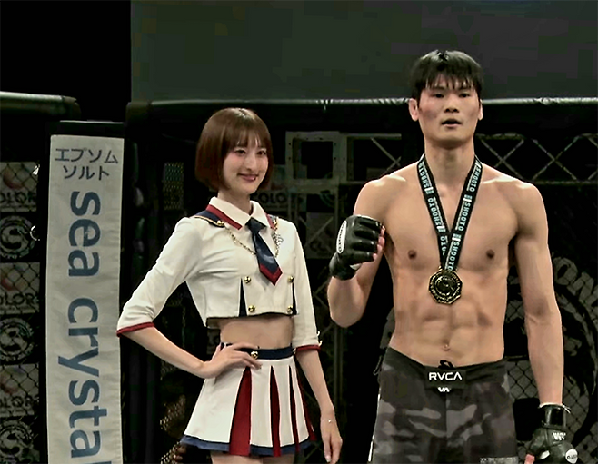 임관우가 2026년 1월 일본 종합격투기 단체 Shooto 도쿄 대회 라이트급 시합 승리 기념 촬영을 하고 있다. 사진=株式会社サステイン