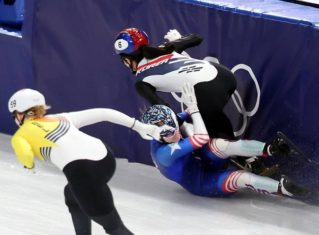 10일(현지 시간) 이탈리아 밀라노 아이스 스케이팅 아레나 경기장에서 열린 2026 밀라노·코르티나담페초 동계올림픽 쇼트트랙 혼성계주 준결승에서 김길리가 미국 선수와 충돌해 넘어지고 있다. /사진=박주성