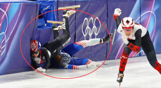10일(현지시간) 이탈리아 밀라노 아이스스케이팅 아레나에서 열린 2026 밀라노·코르티나담페초 동계올림픽 쇼트트랙 혼성계주 준결승에서 김길리가 미국 선수와 부딪히며 넘어지고 있다. 연합뉴스