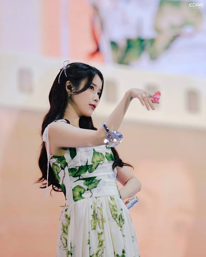 가수 겸 배우 아이유. 이담엔터테인먼트 제공