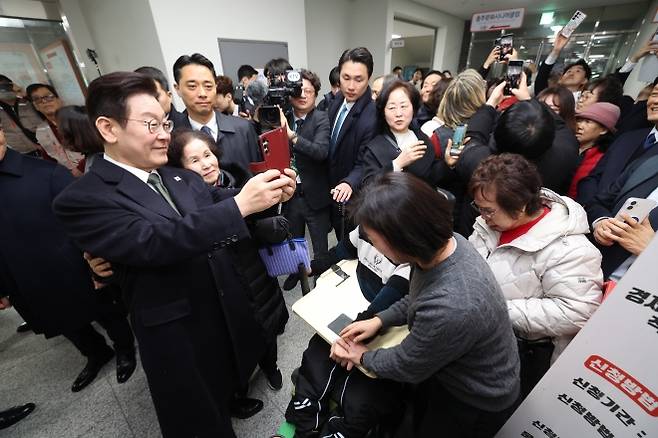 이재명 대통령과 김혜경 여사가 11일 충북 충주시건강복지타운 그냥드림 사업장에서 시민들과 기념촬영하고 있다. 2026.2.11 연합뉴스