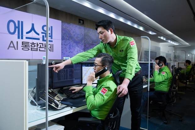 경기 수원에 있는 에스원 수원 통합관제센터에서 10일 관제사들이 업무를 보고 있다.사진제공=에스원