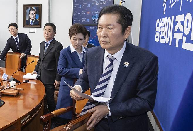 정청래 더불어민주당 대표(앞)와 같은 당 이언주, 강득구 최고위원이 9일 국회에서 열린 최고위원회의를 마친 뒤 이동하고 있다. ⓒ연합뉴스