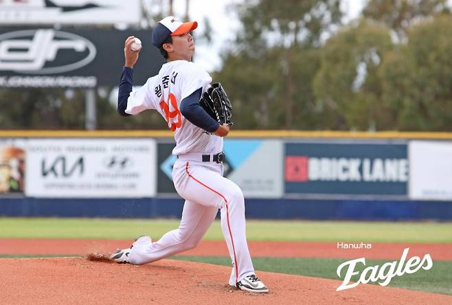 ▲ 한화 코칭스태프는 황준서의 공이 더 묵직해졌다는 긍정적인 신호를 여기저기서 받고 있다 ⓒ한화이글스