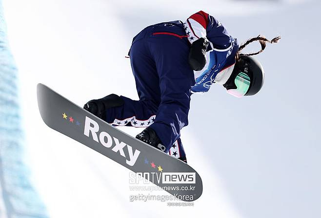 ▲ 올림픽 3회 연속 금메달에 도전하는 클로이 킴. 클로이 킴은 이번 시즌 월드컵 대회에 제대로 참가한 적이 없었다. 지난해 12월 콜로라도 대회에 참가했으나 부상으로 완주하지 못했다. 올림픽을 한 달 앞둔 가운데 훈련 도중 미끄러져 어깨가 빠지는 사고를 당했고, 관절와순이 부분 파열되는 부상으로 이어졌다. 그러나 실전에서 강했다. 예선 1차 시기에서 유일하게 90점 이상의 고득점을 올리며 결선 진출을 사실상 확정했다.