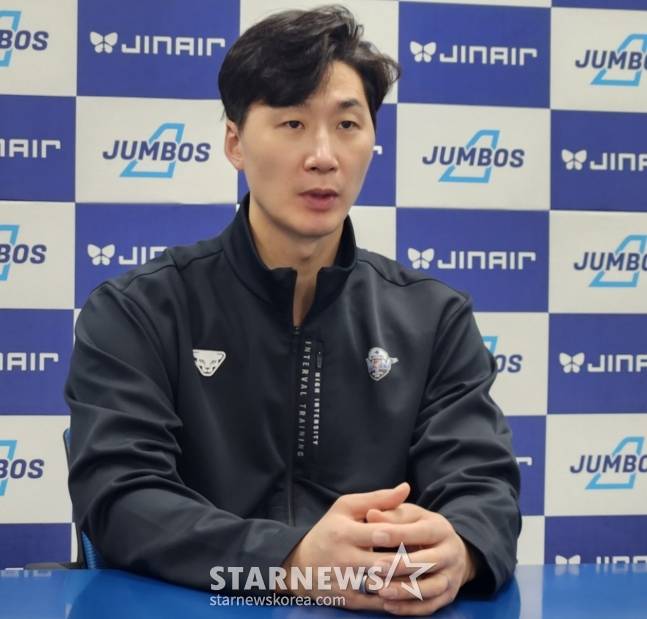 박철우 우리카드 감독 대행이 10일 대한항공전 승리를 거둔 뒤 소감을 밝히고 있다. /사진=안호근 기자