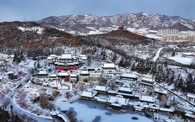 ▲ 눈 내린 해안도로와 바다가 어우러진 중국 산둥성 웨이하이의 겨울 풍경. '눈의 고장'이라 불리는 웨이하이는 겨울마다 이색적인 해안 설경으로 관광객들의 발길을 끈다. /사진제공=웨이하이일보사