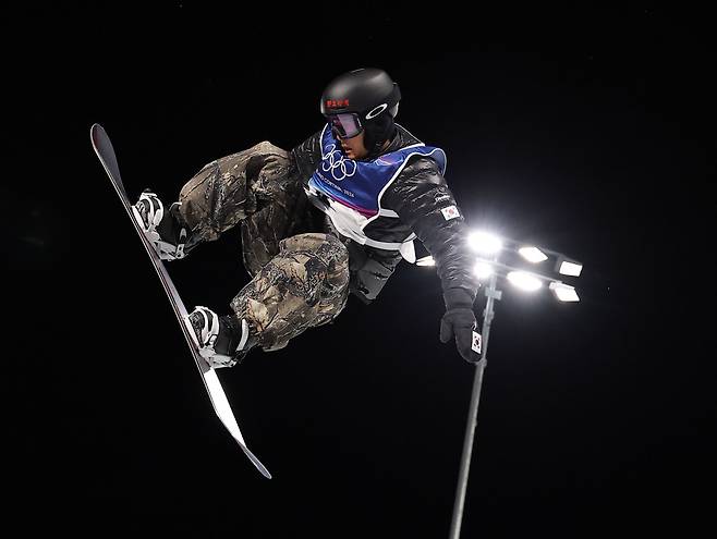 11일(현지시간) 이탈리아 리비뇨 스노파크에서 열린 2026 밀라노코르티나담페초 동계 올림픽 스노보드 남자 하프파이프 예선에 출전한 이채운이 경기를 펼치고 있다.