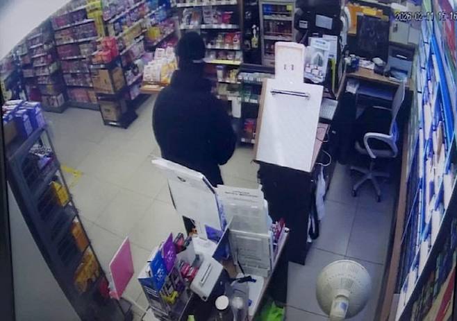 대전 서구 갈마동의 한 편의점에서 10대 촉법소년 2명이 앞서 다른 범죄로 훈방 조치된 후 계산대 절도를 벌여 소년원 송치 심사를 받게 됐다. 사진은 2월 11일 3시 16분께 점주의 시선을 돌린 뒤 계산대에 들어가려는 CCTV 모습. (사진=업주 제공)