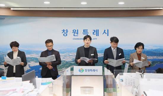 오재연 창원보건소장이 12일 창원시청프레스센터에서 촘촘한 지역 의료 안전망을 구축하겠다고 브리핑하고 있다.