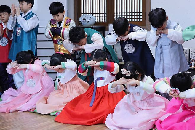 ▲ 설연휴를 앞둔 12일 대구 북구 대원유치원에서 어린이들이 한복을 차려입고 세배를 하고 있다. 권남인 기자 kni@kyongbuk.com