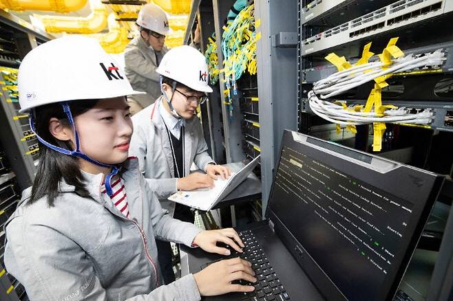 KT 네트워크 전문가가 메시징 시스템에 적용된 자동 복구 기술을 테스트하고 있다. 사진=이데일리 DB