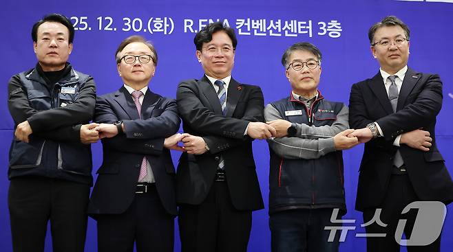 강석윤 한국노총 상임부위원장(왼쪽부터), 이동근 한국경영자총협회 상근부회장, 김영훈 고용노동부 장관, 한성규 민주노총 부위원장, 오기웅 중소기업중앙회 상근부회장이 지난해 12월 30일 오후 서울 중구 서울 R.ENA 컨벤션센터에서 열린 '실노동시간 단축' 노·사·정 공동선언 및 대국민 보고회에서 기념 촬영을 하고 있다. 2025.12.30 ⓒ 뉴스1 김진환 기자