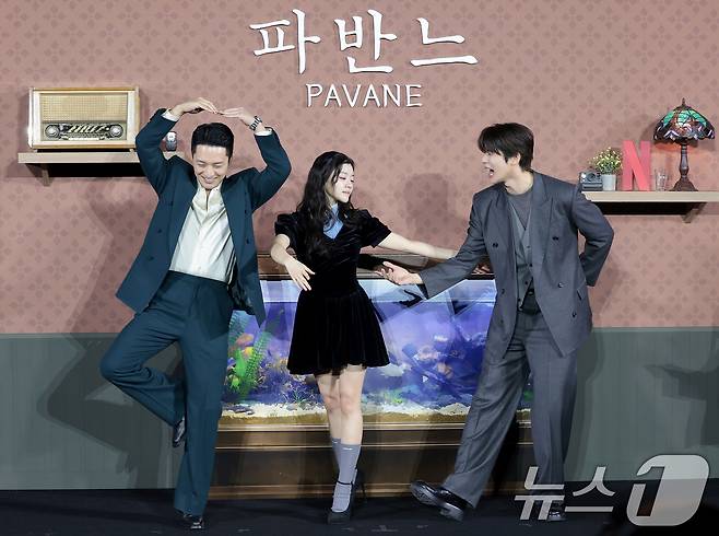 배우 변요한(왼쪽부터)과 고아성, 문상민이 12일 오전 서울 강남구 코엑스 메가박스에서 열린 넷플릭스 영화 '파반느' 제작보고회에 참석해 포즈를 취하고 있다. '파반느'는 마음의 문을 닫고 살아가던 세 사람이 서로에게 빛이 되어주며 삶과 사랑을 마주하게 되는 영화이다. 2026.2.12 ⓒ 뉴스1 권현진 기자