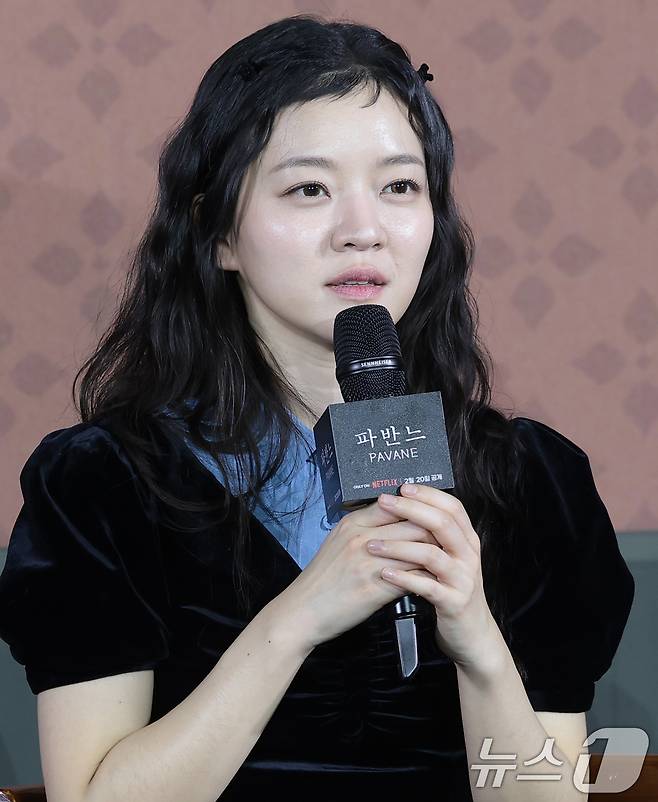 배우 고아성이 12일 오전 서울 강남구 코엑스 메가박스에서 열린 넷플릭스 영화 '파반느' 제작보고회에 참석해 인사말을 하고 있다. '파반느'는 마음의 문을 닫고 살아가던 세 사람이 서로에게 빛이 되어주며 삶과 사랑을 마주하게 되는 영화이다. 2026.2.12 ⓒ 뉴스1 권현진 기자