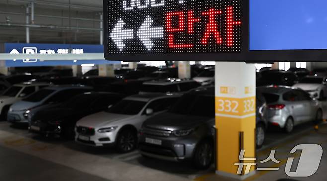 설 명절 연휴를 앞둔 12일 오전 인천국제공항 2터미널 장기주차장이 주차 차량으로 붐비고 있다. 2026.2.12 ⓒ 뉴스1 최지환 기자