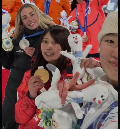 ·9일(현지시간) 이탈리아 리비뇨 스노파크에서 열린 2026 밀라노-코르티나 동계올림픽 스노보드 여자 빅에어 시상식에서 동메달을 차지한 유승은이 메달리스트와 셀카를 찍었다. 사진 | 2026 밀라노-코르티나 동계올림픽 공식 SNS