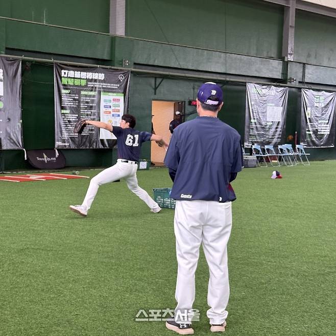 김상진 코치가 최충연의 투구를 유심히 살펴보고 있다. 타이난 | 박연준 기자 duswns0628@sportsseoul.com