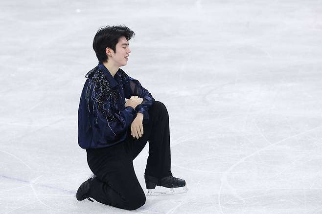 10일(현지시간) 이탈리아 밀라노 아이스스케이팅 아레나에서 열린 2026 밀라노·코르티나 동계올림픽 남자 싱글 쇼트 프로그램에 출전한 차준환이 연기를 마친 뒤 숨을 고르고 있다. 사진 | 밀라노=연합뉴스