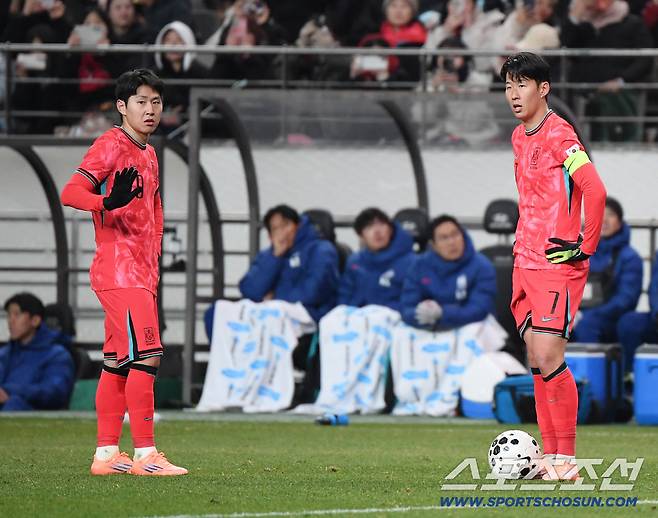 18일 서울월드컵경기장에서 열린 한국과 가나의 축구대표팀 평가전. 이강인과 손흥민이 프리킥을 준비하고 있다. 상암=정재근 기자 cjg@sportschosun.com/2025.11.18/