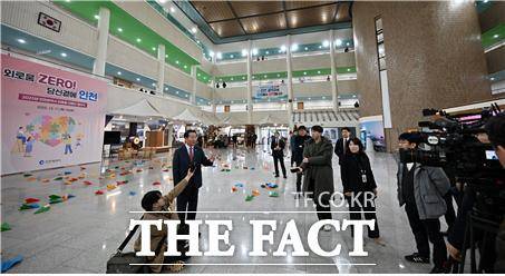 유정복 인천시장이 11일 시청에서 열린 '2025년 인천광역시 외로움 대응단 발대식'을 마치고 언론인터뷰를 하고 있다. /인천시