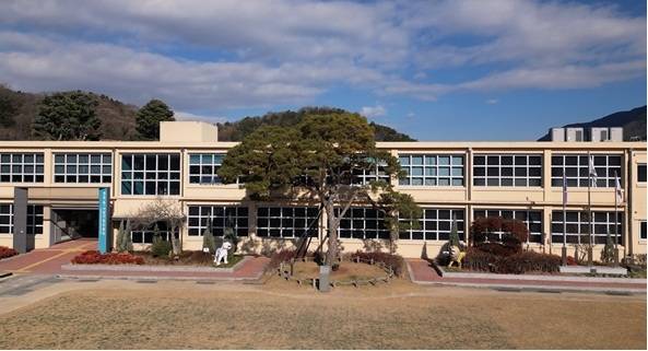 SBS ‘꼬꼬무’는 삼성·LG·GS 등 국내 대표 재벌 창업주들이 태어난 경남 진주 ‘승산마을’의 비밀을 조명하며, 특히 이병철·구인회 회장 등이 함께 다녔고 300명 이상의 기업가를 배출한 지수초등학교가 ‘재벌의 산실’이 된 배경을 추적한다. 또한 두 창업주에게 시드머니를 제공한 인물 허만정의 정체와, 이들이 이웃으로 지내며 형성한 인적 네트워크, ‘부자소나무’ 전설 등 지역을 둘러싼 성공 신화를 다양한 역사적 사실과 함께 풀어내며 대한민국 재계 탄생의 뿌리를 탐구하는 내용을 담는다. (사진=꼬꼬무)