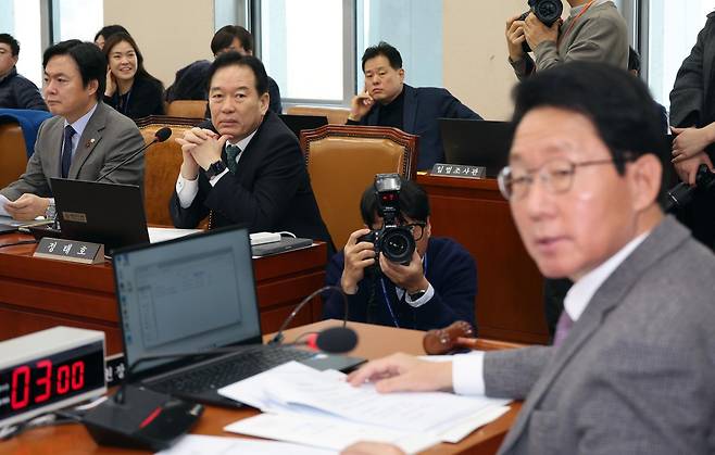 김상훈 국회 대미투자특별법처리를위한특별위원회 위원장과 여당 의원들이 12일 오전 서울 여의도 국회에서 열린 첫 전체회의에서 비공개 전환 여부를 두고 논쟁하고 있다. 2026.02.12. 뉴시스